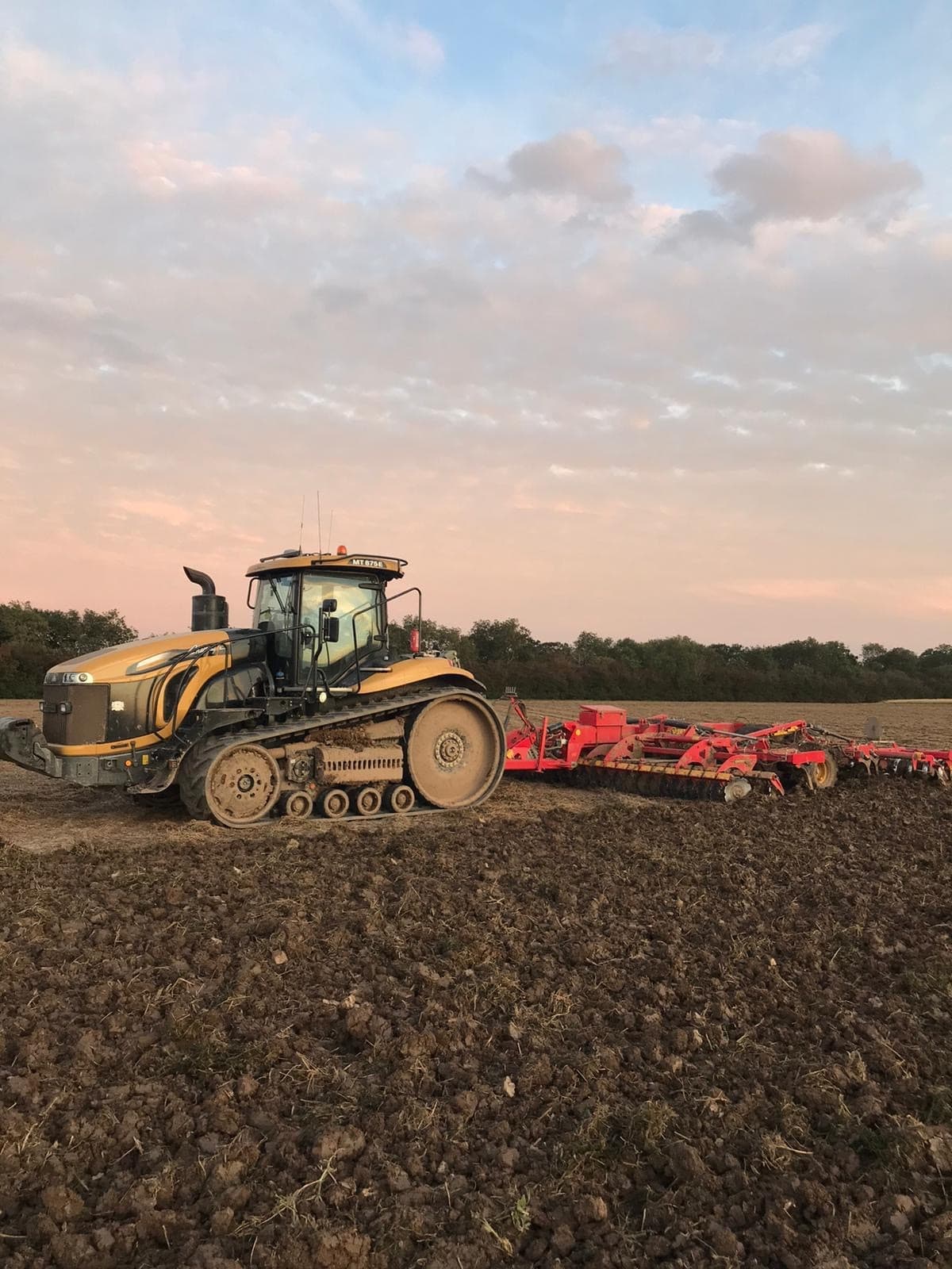 Challenger MT875e with Vaderstad topdown