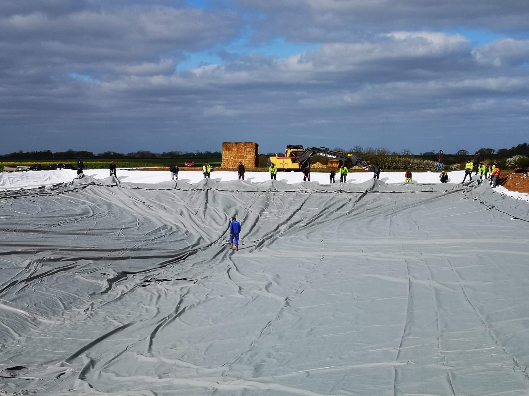 Team work for installtion of a Slurry Bag