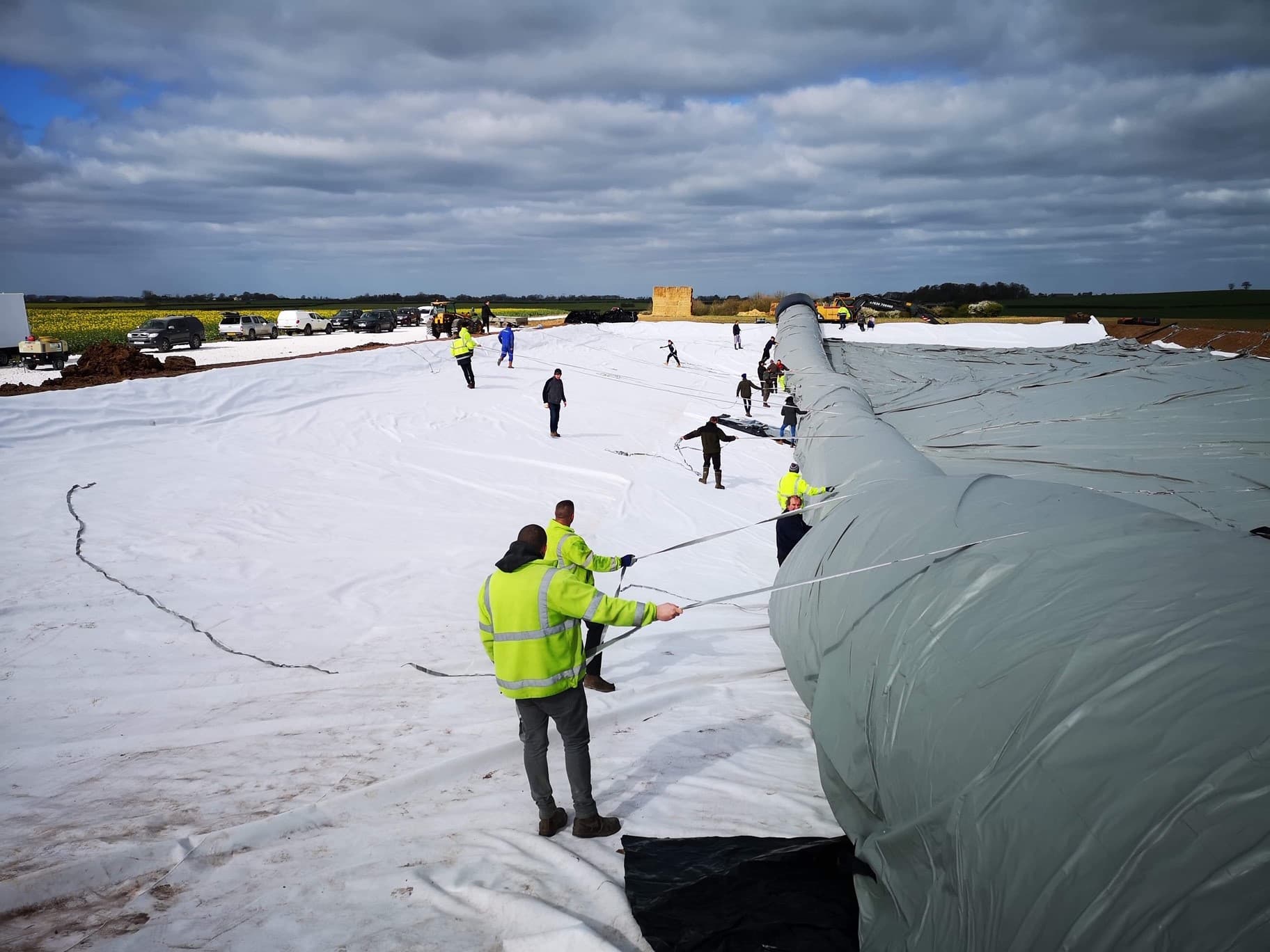 Team work for installtion of a Slurry Bag