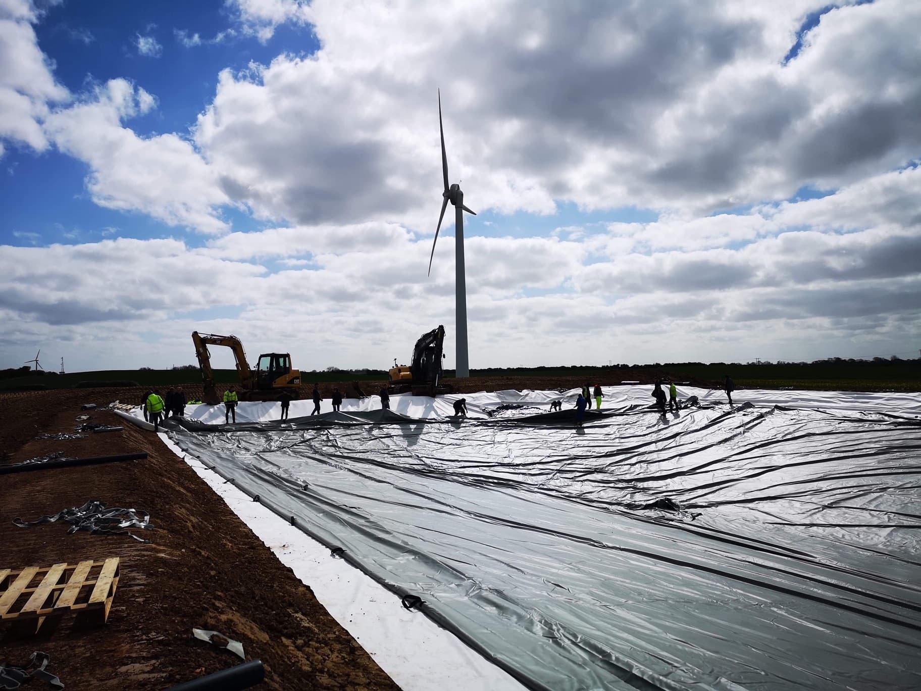 Team work for installtion of a Slurry Bag