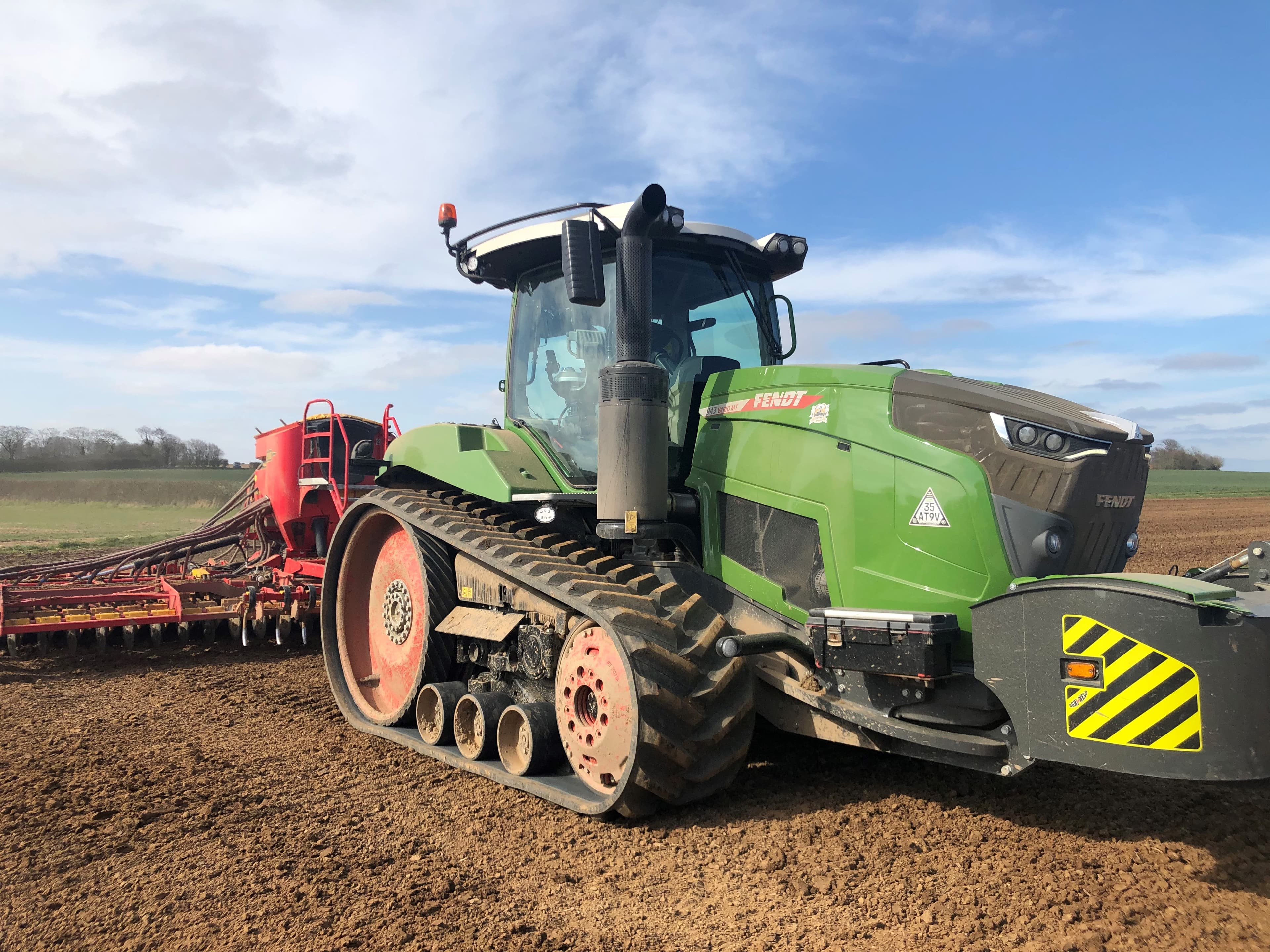 Fendt 943 working with the Vaderstad drill