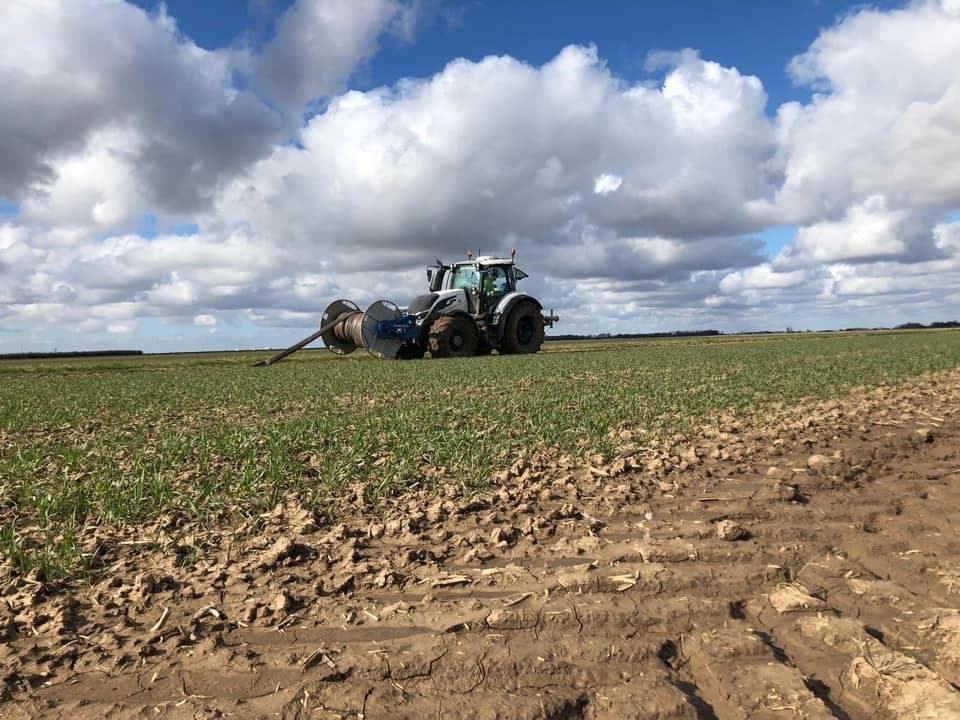 Valtra helping to move the slurry hose